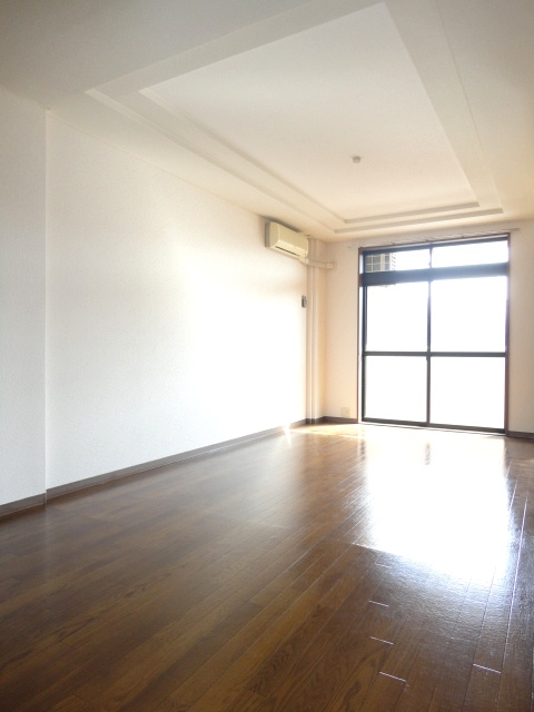 プロニティ小森野【10,000円キャッシュバック対象物件】の居間・リビング|こちらのリビングで趣味の時間をお楽しみください