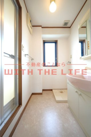 コージーコーナー223【キャッシュバック対象物件】の洗面所|明るい洗面所です