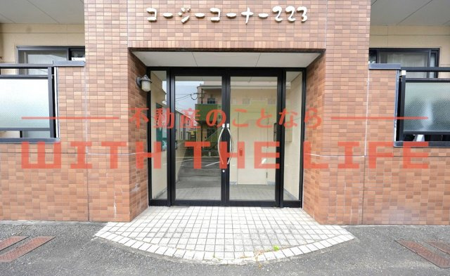 コージーコーナー223【キャッシュバック対象物件】のエントランス|清潔なエントランスです