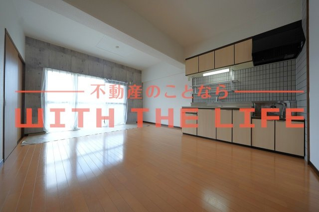 エテルナ・エーカーズ【10,000円キャッシュバック対象物件】の居間・リビング|ゆったり過ごせるリビングです