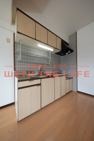 エテルナ・エーカーズ【10,000円キャッシュバック対象物件】のキッチン|コンパクトなキッチンで掃除もラクラク