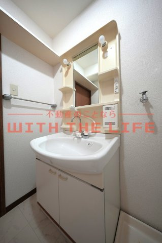 エテルナ・エーカーズ【10,000円キャッシュバック対象物件】の独立洗面台|十分な収納スペースがあります