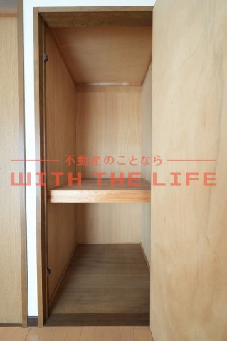 エテルナ・エーカーズ【10,000円キャッシュバック対象物件】の収納|落ち着いた色調の寝室です