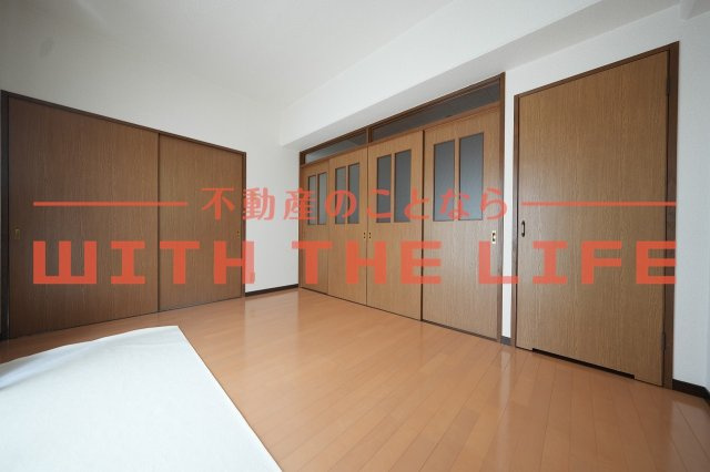 エテルナ・エーカーズ【10,000円キャッシュバック対象物件】の内装|明るい色調の室内です