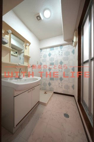 エテルナ・エーカーズ【10,000円キャッシュバック対象物件】の洗面所|明るい洗面所です