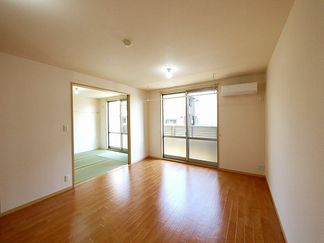 ラフィナートＢ・Ｃの居間・リビング|こちらのリビングで趣味の時間をお楽しみください