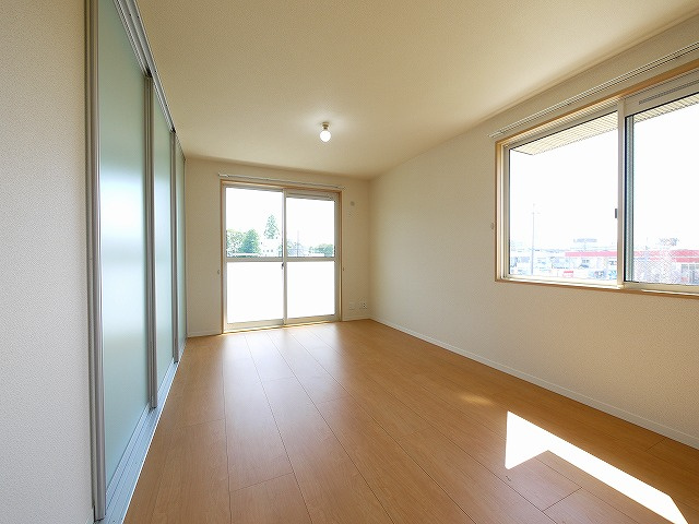 ルミナスＡ・Ｂの内装|明るい洋室です