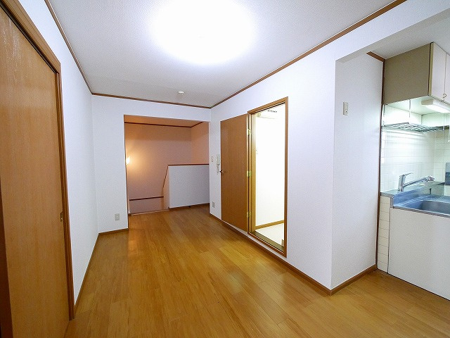 シェルマンの内装|ゆったり過ごせるリビングです