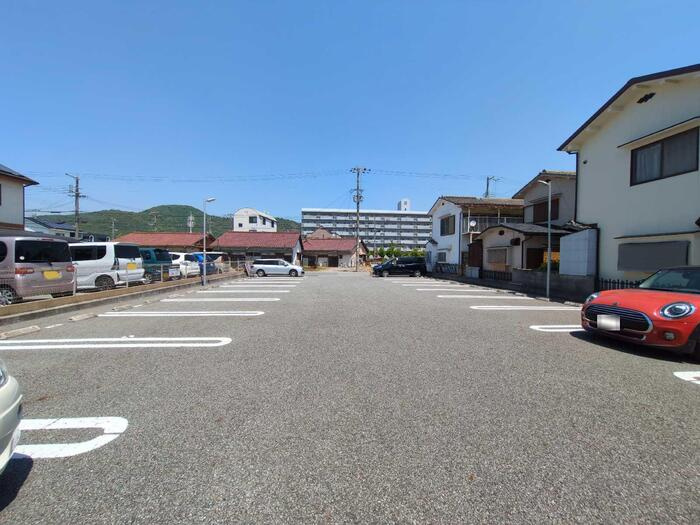 フルーレの駐車場