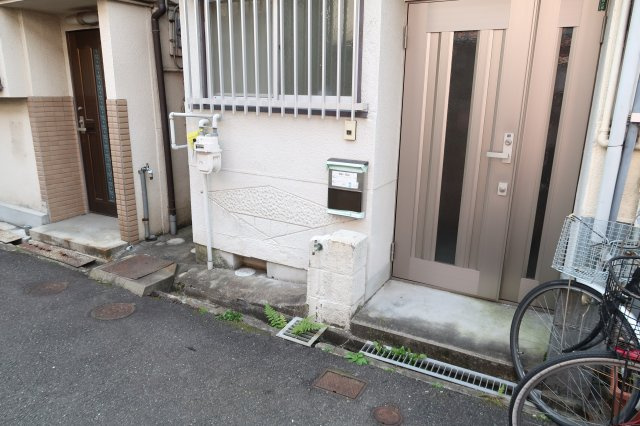 日新町貸家１のエントランス|玄関入口