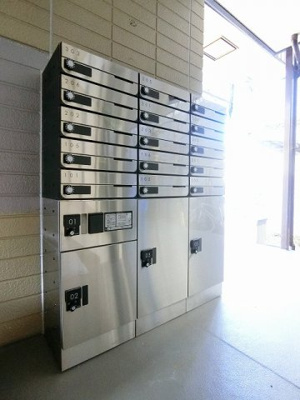 【その他共用部分】 | カサグランデMOTOKI | 共用エントランスには宅配BOXがあるので荷物の受け取りもスムーズに♪再配達の手間がかからないのが魅力♪