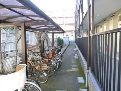 【その他共用部分】 | カサグランデMOTOKI | 屋根付きの駐輪場で雨が降っても大切な自転車が濡れなくてすみますね♪自転車はちょっとした移動手段に便利ですよね！