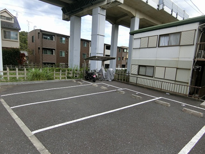 【駐車場】 | プティ・ピエヌ | いつでも目の届く敷地内に駐車場があります♪お車をお持ちの方におすすめです！