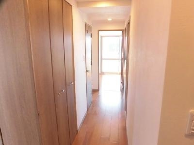 SIL・ELA御所南（シルエラ御所南）の居間・リビング|玄関から～