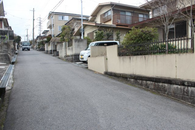 【前面道路含む現地写真】 | 大津市衣川2丁目22-7　中古戸建 | 幅員約5mの前面道路