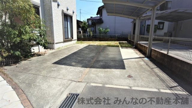 久留米市西町オール電化の中古戸建の駐車場|お庭の使用方法に応じては車も4台は駐車可能です