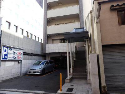 ビレイユ真英四条柳馬場PARTⅡの駐車場|階段・2階がオートロック
