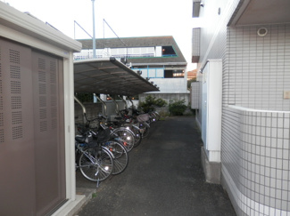 【その他共用部分】 | 屋根付きの駐輪場。