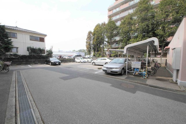 ライオンズマンション習志野第２　４ＳＬＤＫ　内装リフォーム済の駐車場