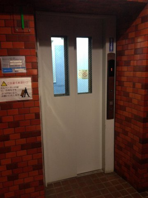 【その他共用部分】 | ライオンズマンション上大岡第10 | お買い物時やベビーカーの出し入れに便利なエレベーター付。