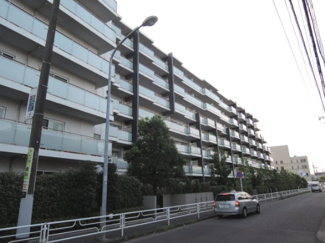 【外観】 | 総戸数487戸のビックコミュニティ！最寄バス停徒歩1分
居住者様専用のカフェやスタジオ等共用施設が充実しています。