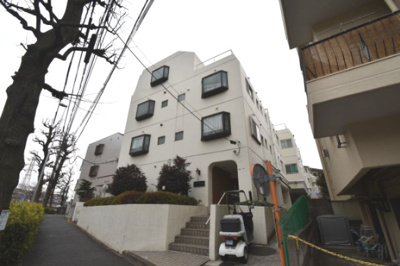 【外観】 | エクレール大倉山 | 足音等階下の心配のない1階・南西角部屋住戸
廊下側も人通りが少なくプライバシーを保てます。