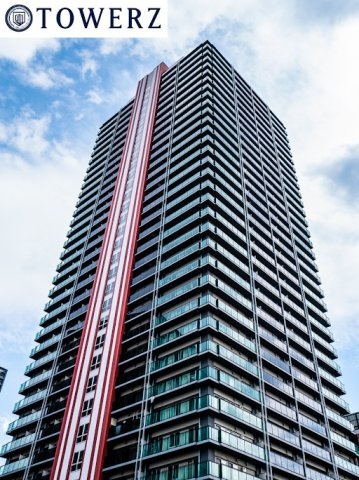 【外観】 | 【外観】深海のような透明感あるグリーンの色調と、まっすぐに伸びる赤いラインとのコントラストが印象的！