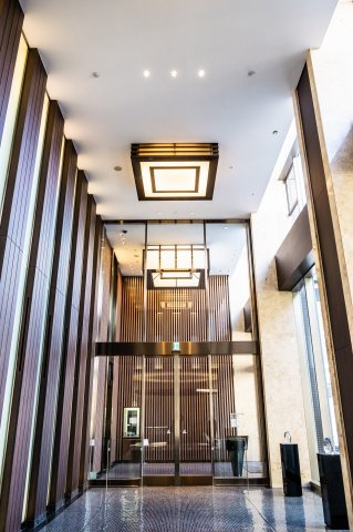 【エントランス】 | 【グランドエントランス】二層吹き抜けの開放的な空間。ラグジュアリーホテルのような格式あるしつらえ。
