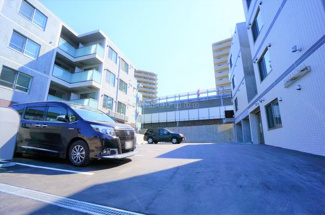 【駐車場】 | BARRACUDA（バラクーダ） | 駐車場があるのでお気に入りの愛車と一緒にお引越しができますよ。都度状況が変わりますので、駐車場の空き状況・料金はお電話にてご案内しております。お気軽にご相談ください。