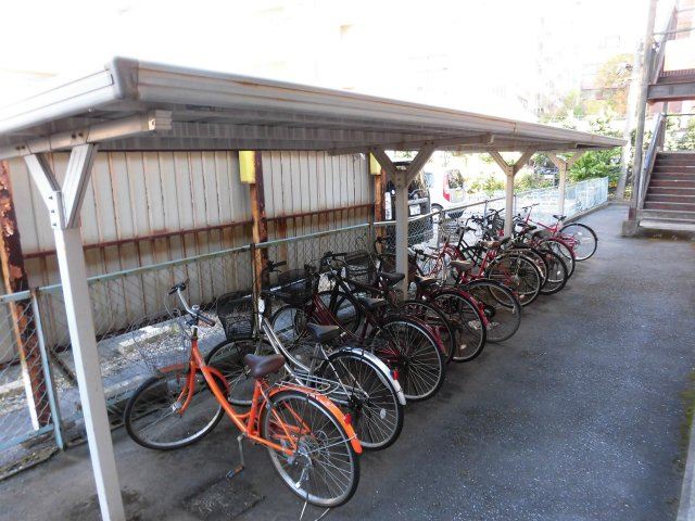 オークヒルズのその他共用部分|広々とした駐輪場です