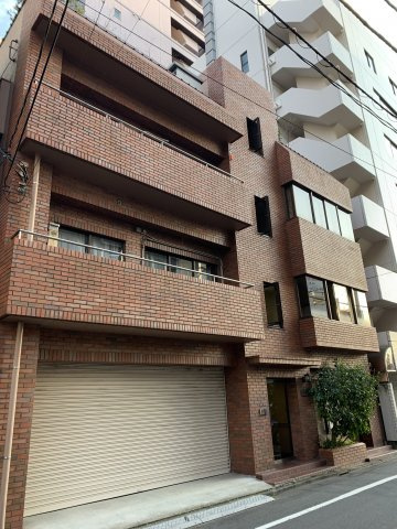 秋田ビルの外観