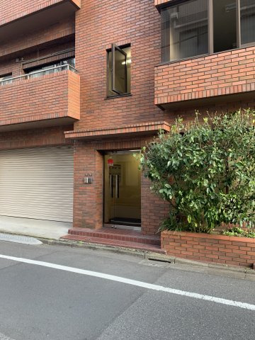 秋田ビルの外観