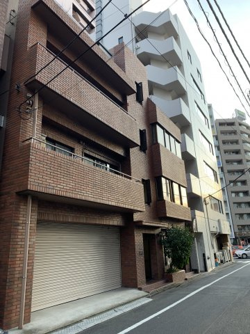 秋田ビルの外観