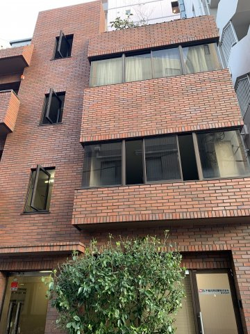 秋田ビルの外観