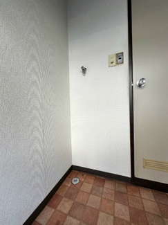 【展望】 | 玄関を入って正面にある室内洗濯機置き場です♪室内に置けるので洗濯機が傷みにくい☆