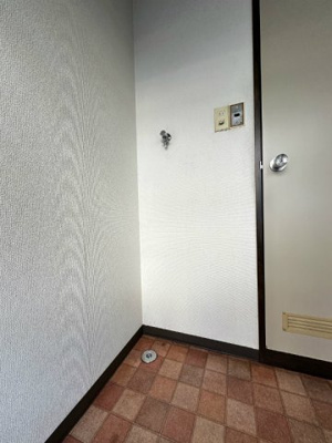 【展望】 | エクセル百合ヶ丘Ⅰ | 玄関を入って正面にある室内洗濯機置き場です♪室内に置けるので洗濯機が傷みにくい☆