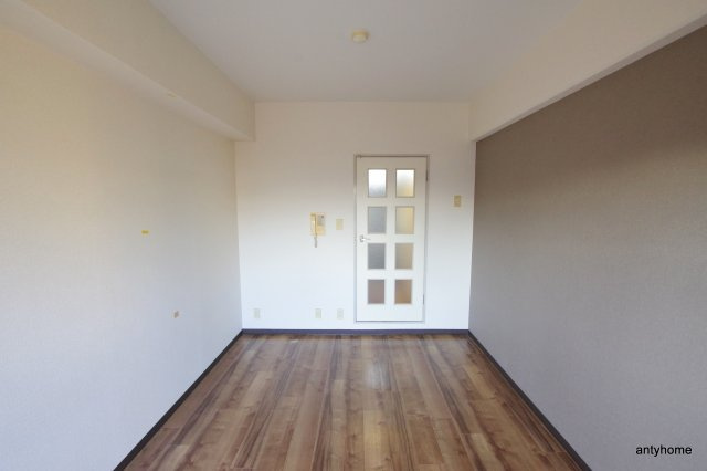 リアライズ西淡路　仲介手数料無料の居間・リビング