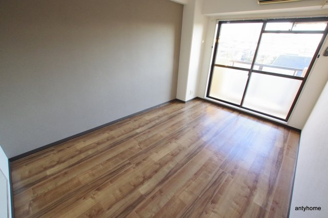 リアライズ西淡路　仲介手数料無料の居間・リビング