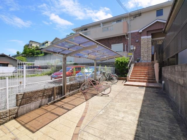メイプルメゾン富雄北のその他共用部分|綺麗な自転車置き場