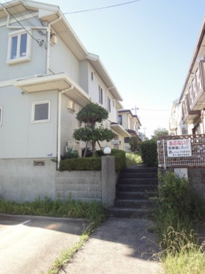 【駐車場】 | クレールテラスL【SHM】 | いつでも目の届く敷地内に駐車場があります♪荷物がかさばりがちなお買物にも、敷地内駐車場があると便利ですよね☆