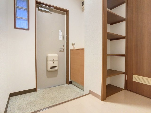 ハイネスイーストⅡの玄関