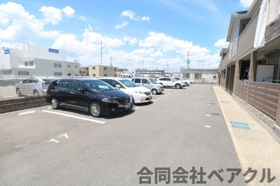 【駐車場】 | エクセルカーサ | 駐車場があるので、車を買う予定の方も安心です