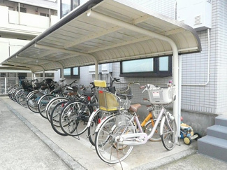 【その他共用部分】 | 屋根付きの駐輪場で雨が降っても大切な自転車が濡れなくてすみますね♪駅から自転車もおすすめです！