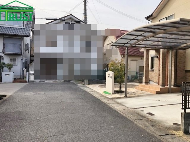 南別府4丁目中古戸建の前面道路含む現地写真|前面道路はゆったりとした道路ですのでお車の駐車にも安心です。