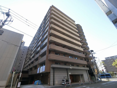 【外観】 | コスモ新横浜 | 階下に住戸のない2階部分です。テラス・ルーフバルコニーは広々31.90平米と開放的です。