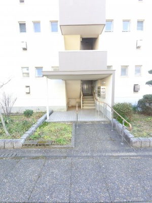 【エントランス】 | 霧が丘グリーンタウン第一住宅1-12号棟 | JR横浜線「十日市場」駅　バス6分、「霧が谷」停　徒歩2分
マンションのエントランスです。