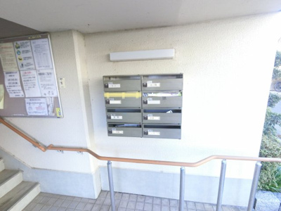 【その他共用部分】 | 霧が丘グリーンタウン第一住宅1-12号棟 | 集合ポストです。
郵便物はこちらからお取りください。