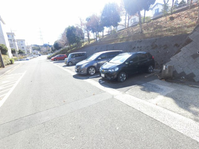 【駐車場】 | 霧が丘グリーンタウン第一住宅1-12号棟 | 駐車場スペースです。
月額10,000円(空き状況は担当者までご確認下さい。)