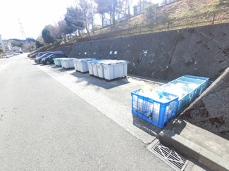 【その他共用部分】 | ゴミ置き場スペースです。
管理人さんもいますので共用部分も綺麗に保たれています。
