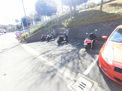 【その他共用部分】 | 霧が丘グリーンタウン第一住宅1-12号棟 | バイク置き場スペースです。
空き状況は担当者までご確認下さい。